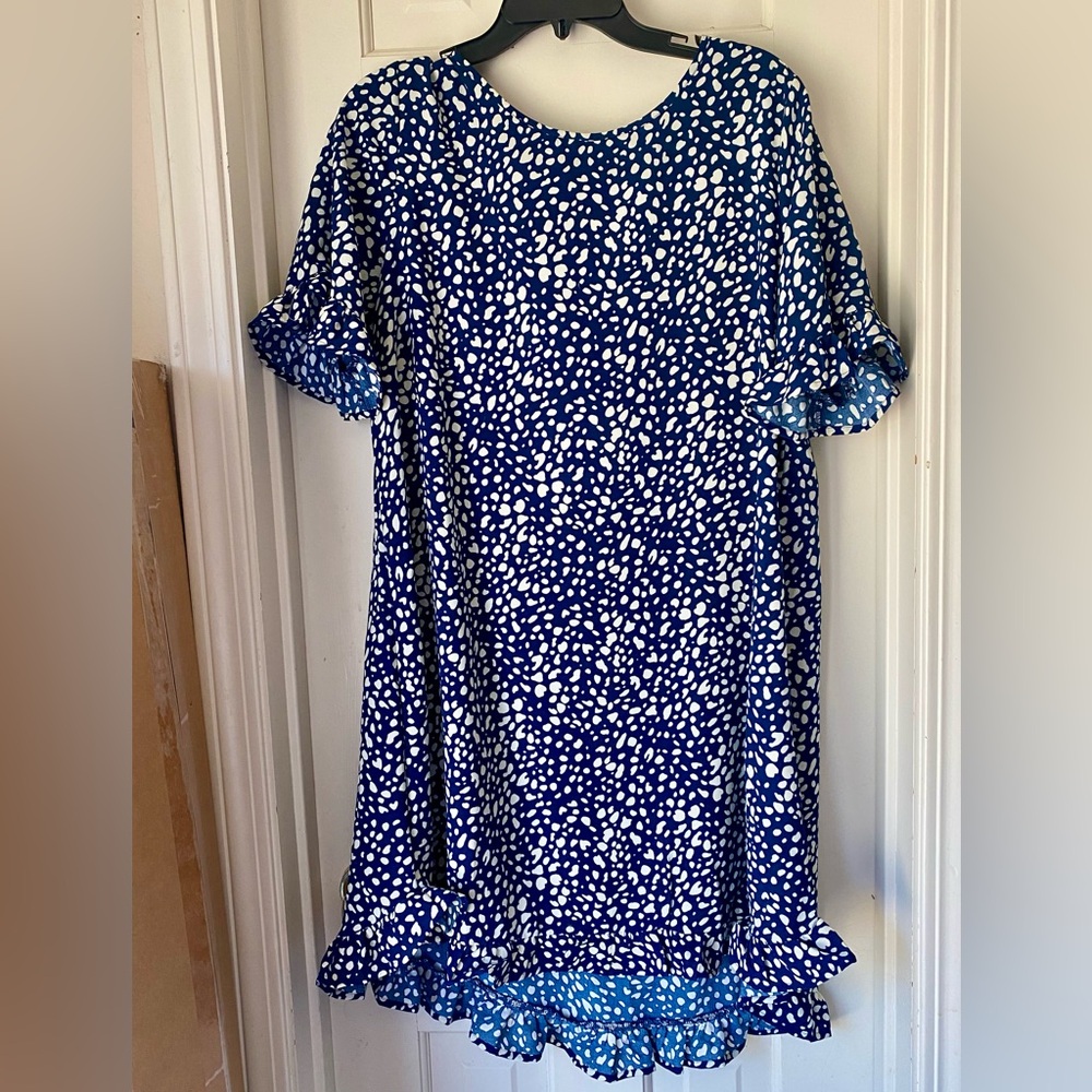 Women’s Size XL Blue and White Dot Patterned Slightly Hi-Lo Deters